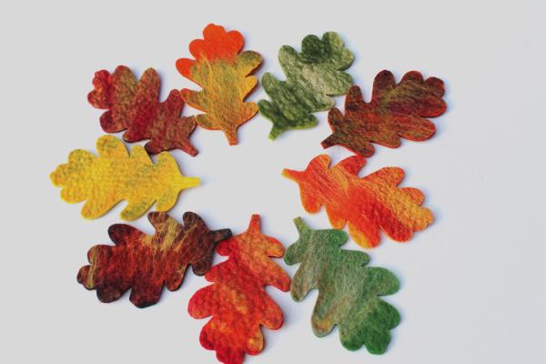 Preview: 10er Set Eichenblätter gefilzt in bunten Herbst Farben für den Jahreszeitentisch, Karnevalskostüm, Fasching oder zur Dekoration